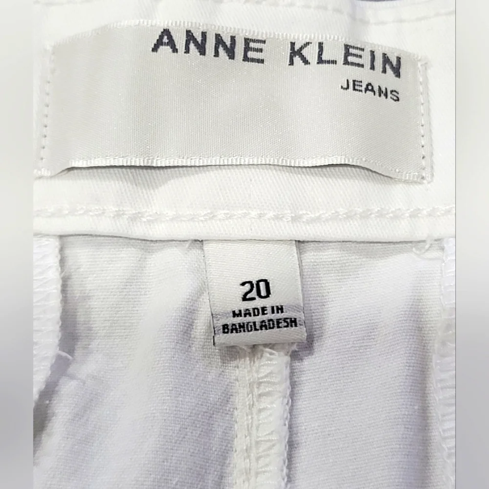 NWT Anne Klein Size 20 Cotton/Spandex Blend White Jean Chino Shorts with Pockets